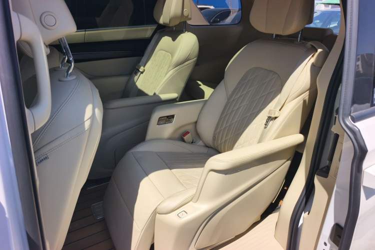 Used Buick GL8 2022 ES Landtrek 653T Flagship Model Left Rear Seat