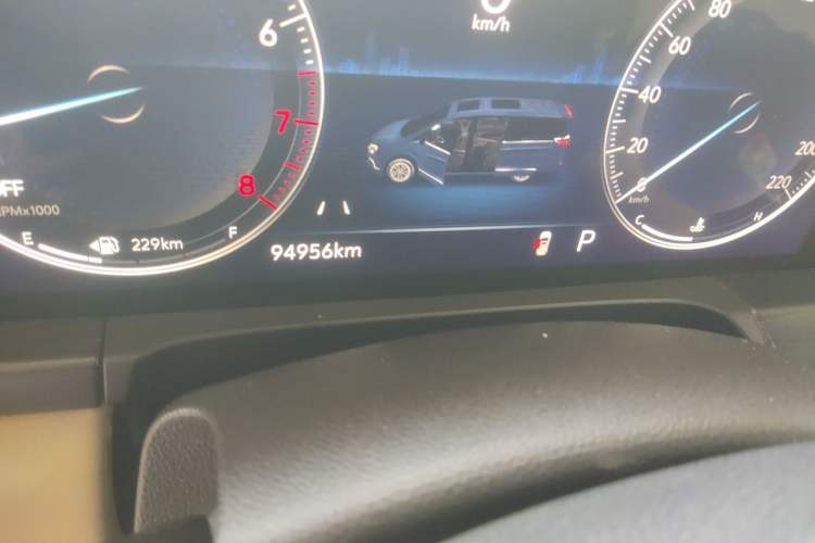 Used Buick GL8 2022 ES Landtrek 653T Flagship Model Odometer Close Up