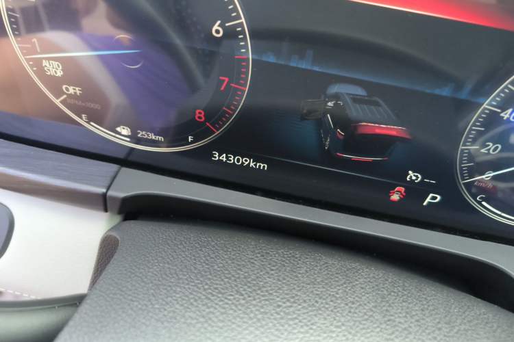 Used Buick GL8 2022 ES Landtrek 653T Comfort Edition Odometer Close Up