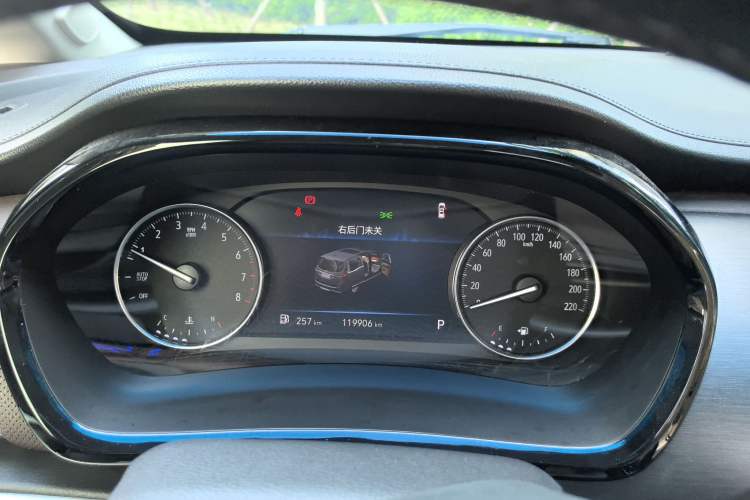 Used Buick GL8 2022 Land Cruiser Executive Class 652T Smart Luxury Model Odometer Close Up
