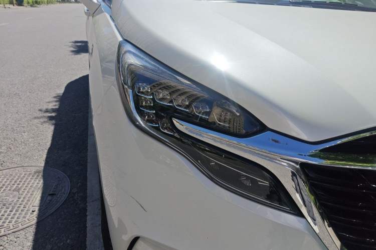 Used Buick GL8 2022 ES Landtrek 653T Luxury Edition Right Front Headlight