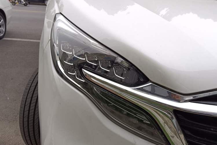 Used Buick GL8 2022 ES Landtrek 653T Luxury Edition Right Front Headlight
