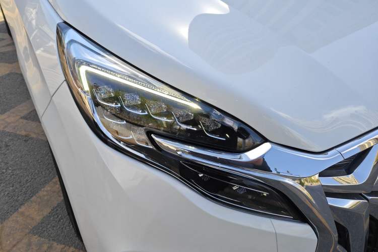 Used Buick GL8 2022 ES Landtrek 653T Comfort Edition Right Front Headlight