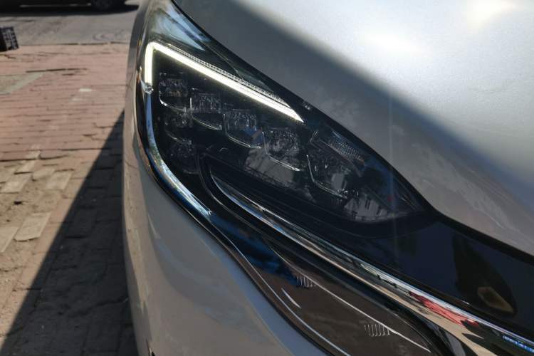 Used Buick GL8 2022 ES Land Cruiser 653T Luxury Model Right Front Headlight