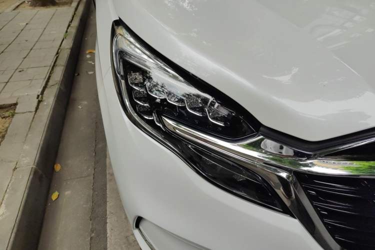 Used Buick GL8 2022 ES Landtrek 653T Luxury Edition Right Front Headlight