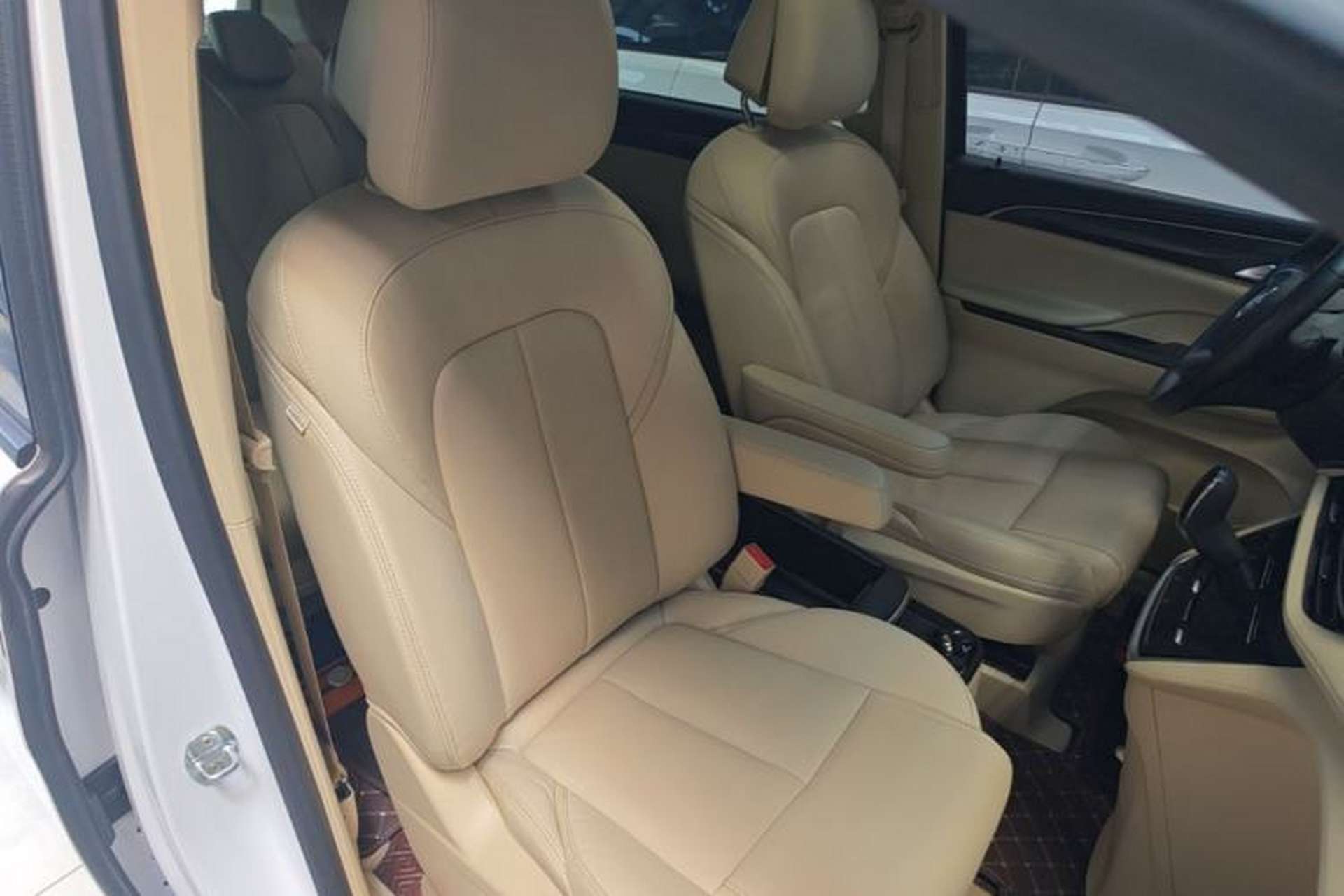 Used Buick GL8 2022 ES Landtrek 653T Luxury Edition Right Front Seat