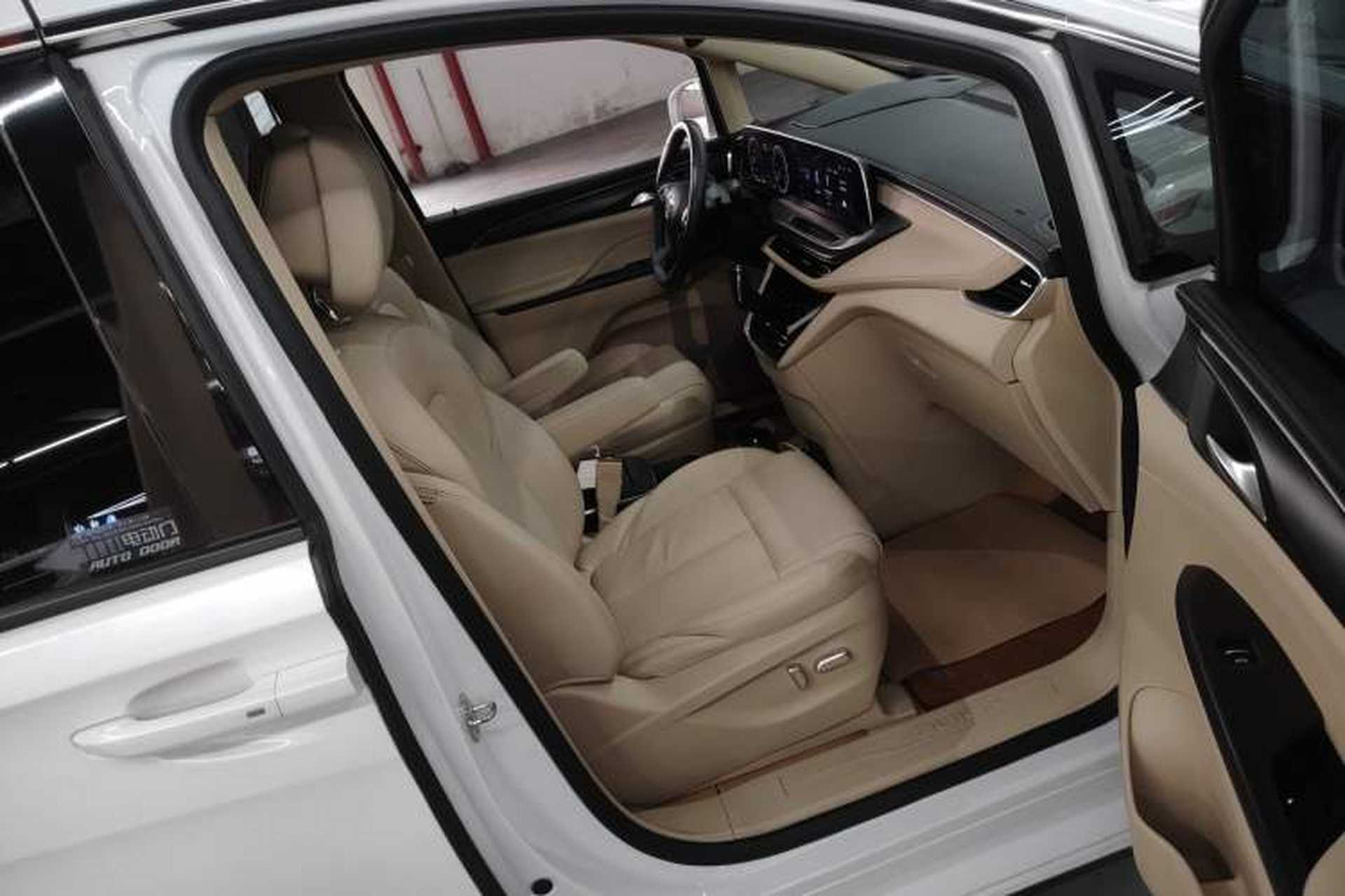Used Buick GL8 2022 ES Landtrek 653T Luxury Edition Right Front Seat