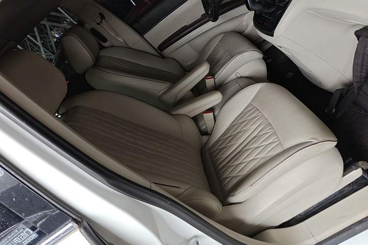 Used Buick GL8 2022 Land Business Class 652T Luxury Model Right Front Seat