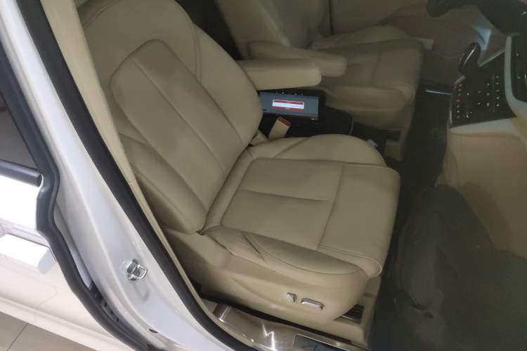 Used Buick GL8 2022 ES Landtrek 653T Luxury Edition Right Front Seat