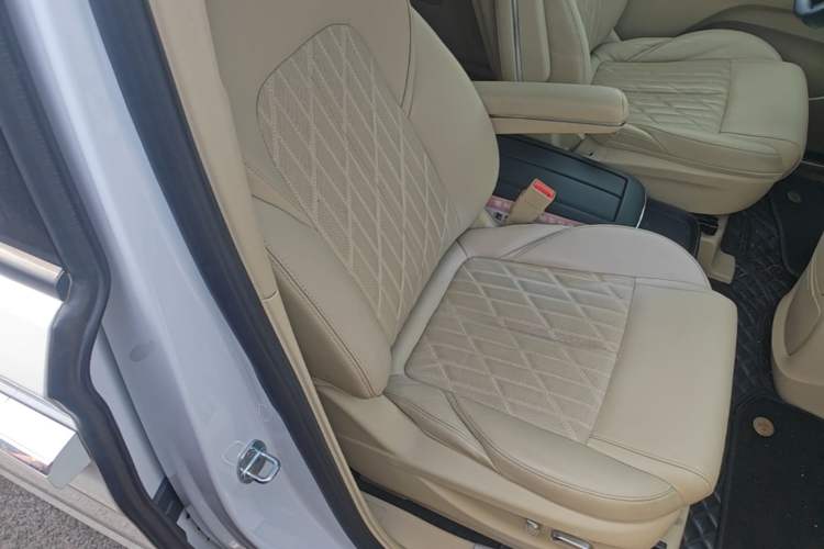 Used Buick GL8 2022 ES Land Cruiser 653T Luxury Model Right Front Seat