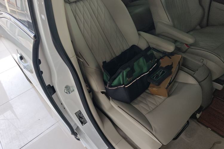 Used Buick GL8 2022 Land Business Class 652T Luxury Model Right Front Seat