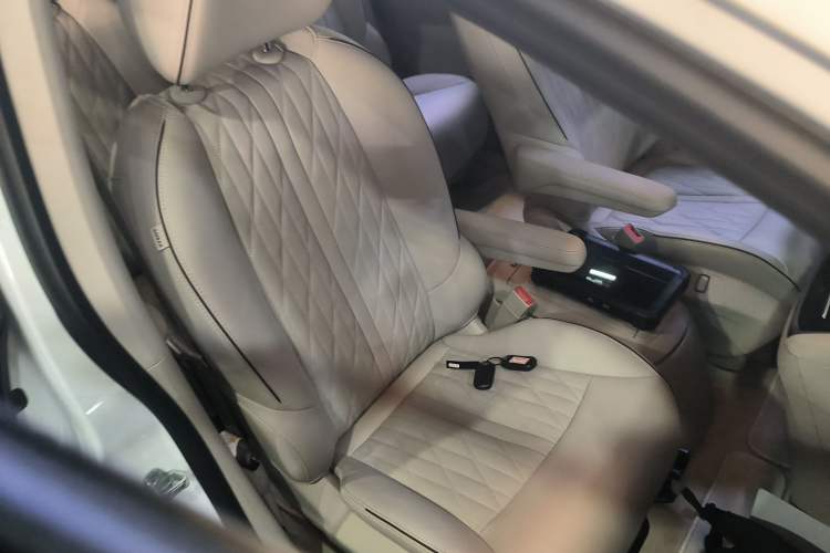 Used Buick GL8 2022 Land Business Class 652T Luxury Model Right Front Seat