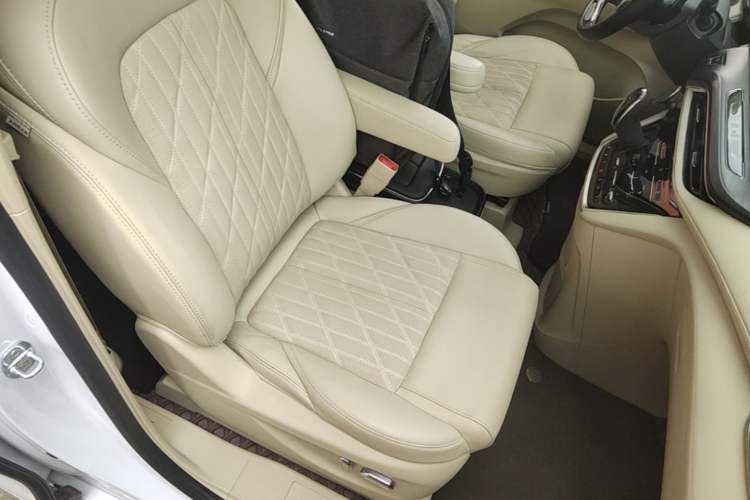 Used Buick GL8 2022 ES Landtrek 653T Luxury Edition Right Front Seat