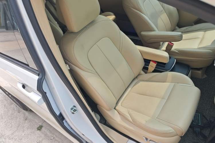Used Buick GL8 2022 ES Landtrek 653T Luxury Edition Right Front Seat