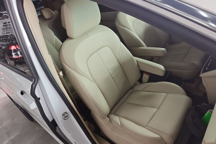Used Buick GL8 2022 ES Landtrek 653T Luxury Edition Right Front Seat