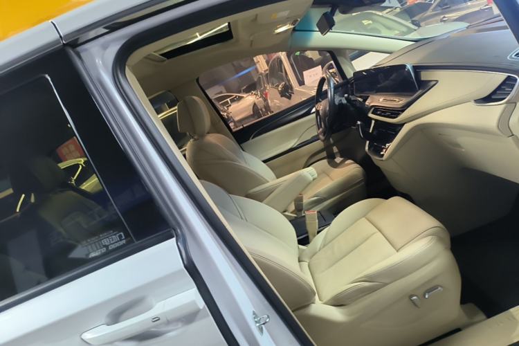 Used Buick GL8 2022 ES Landtrek 653T Luxury Edition Right Front Seat