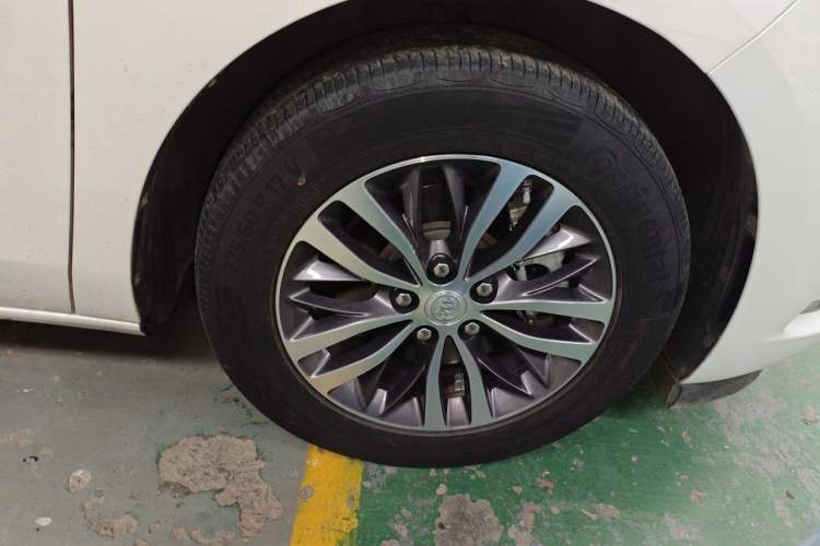 Used Buick GL8 2022 ES Landtrek 653T Comfort Edition Right Front Wheel Hub