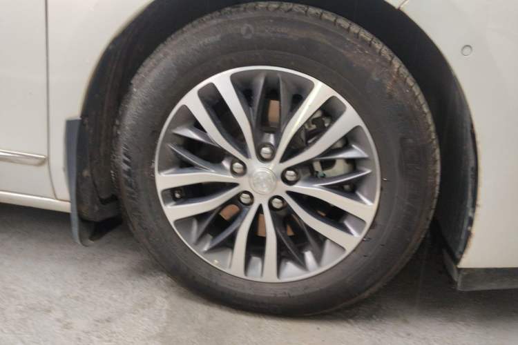 Used Buick GL8 2022 ES Landtrek 653T Luxury Edition Right Front Wheel Hub