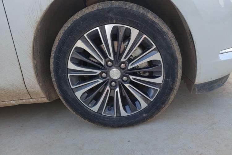 Used Buick GL8 2022 ES Land Cruiser 653T Luxury Model Right Front Wheel Hub