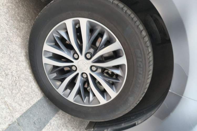 Used Buick GL8 2022 ES Landtrek 653T Luxury Edition Right Front Wheel Hub