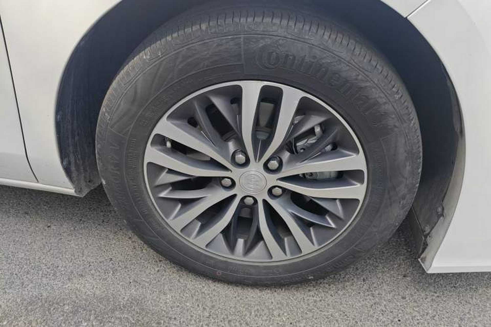 Used Buick GL8 2022 ES Landtrek 653T Comfort Edition Right Front Wheel Hub