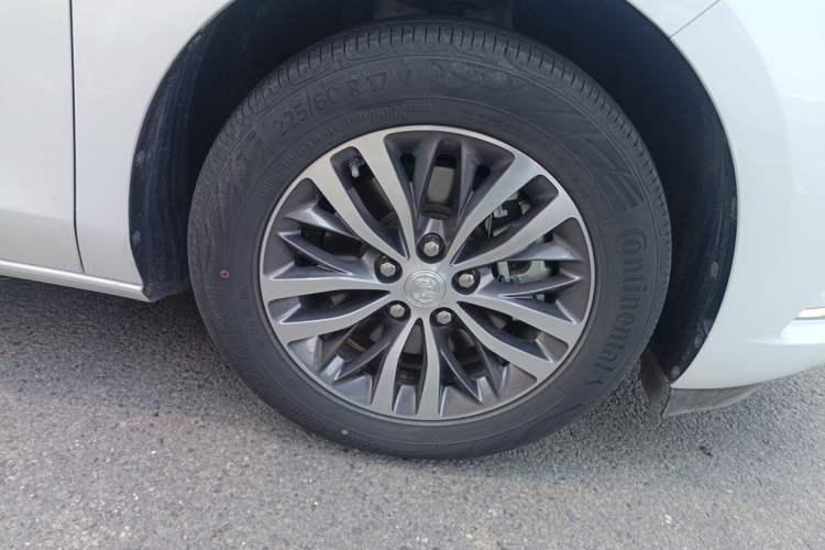 Used Buick GL8 2022 ES Landtrek 653T Comfort Edition Right Front Wheel Hub