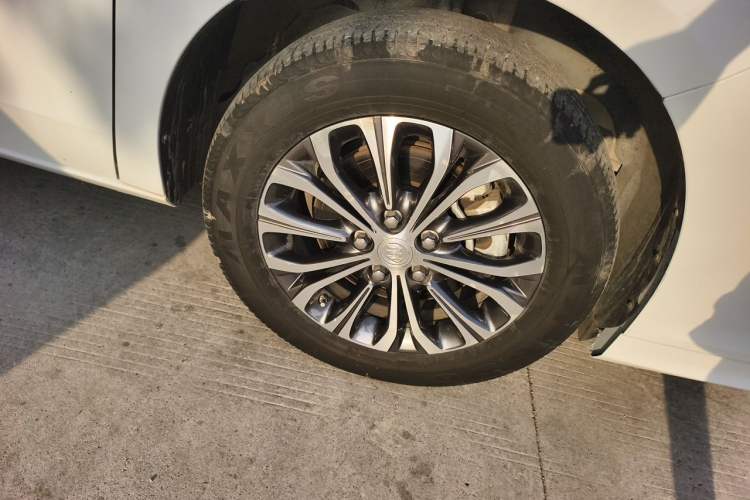 Used Buick GL8 2022 Land Cruiser Executive Class 652T Comfort Model Right Front Wheel Hub