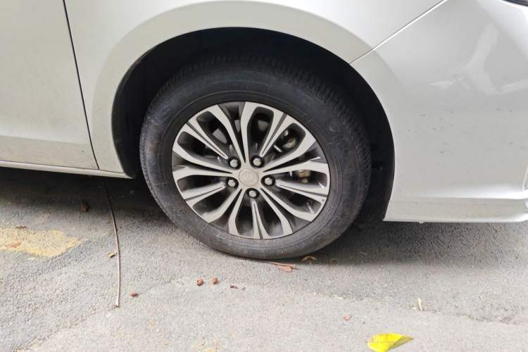 Used Buick GL8 2022 Land Cruiser Executive Class 652T Comfort Model Right Front Wheel Hub
