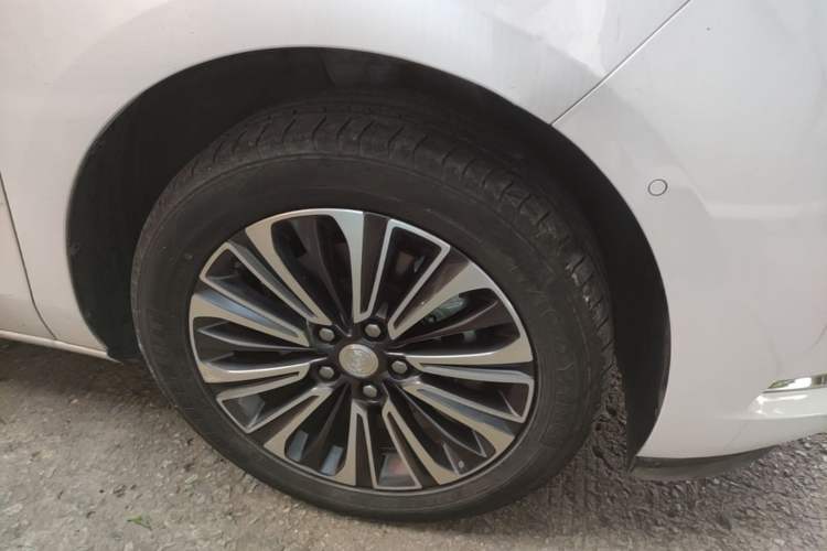 Used Buick GL8 2022 ES Landtrek 653T Comfort Edition Right Front Wheel Hub