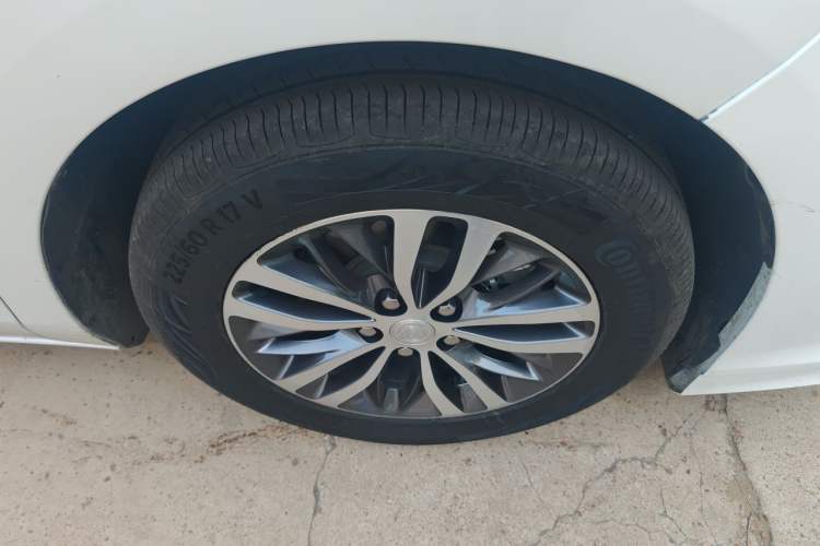 Used Buick GL8 2022 ES Landtrek 653T Comfort Edition Right Front Wheel Hub