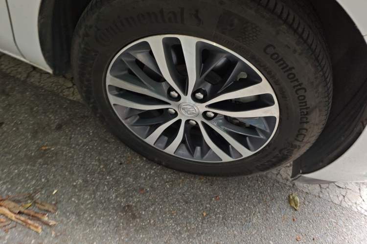 Used Buick GL8 2022 ES Landtrek 653T Comfort Edition Right Front Wheel Hub