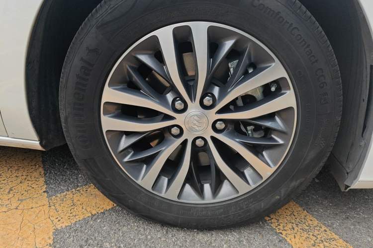 Used Buick GL8 2022 ES Landtrek 653T Comfort Edition Right Front Wheel Hub