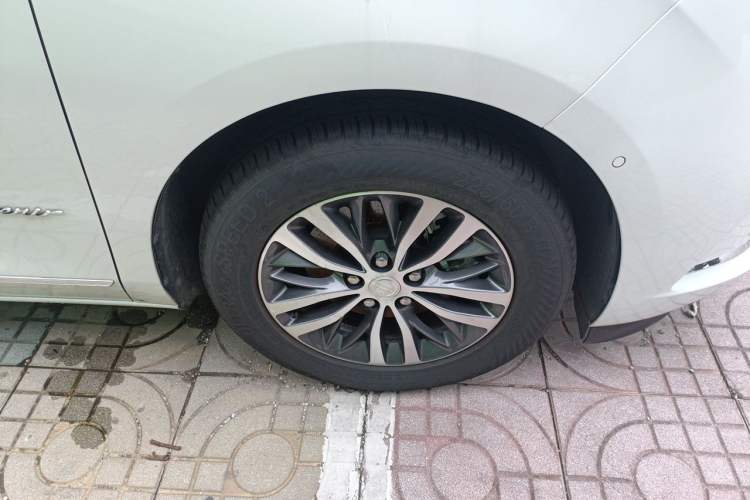 Used Buick GL8 2022 ES Landtrek 653T Luxury Edition Right Front Wheel Hub