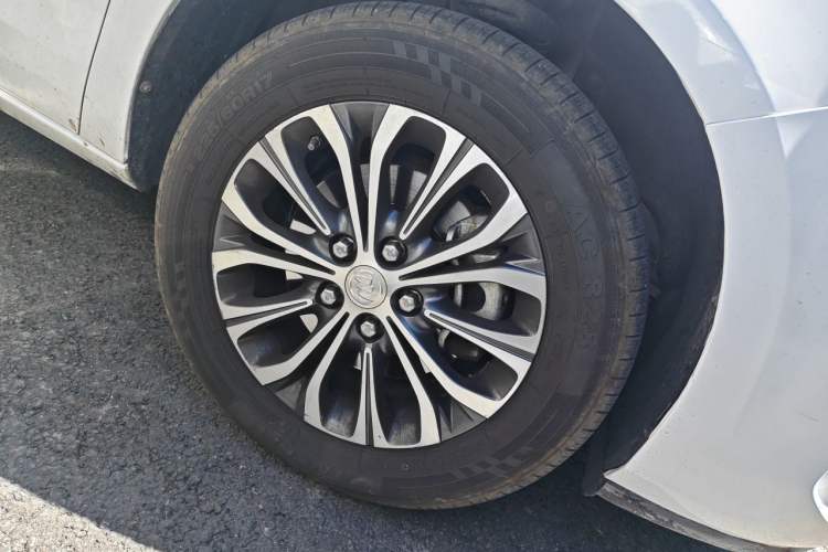 Used Buick GL8 2022 Land Cruiser Executive Class 652T Comfort Model Right Front Wheel Hub