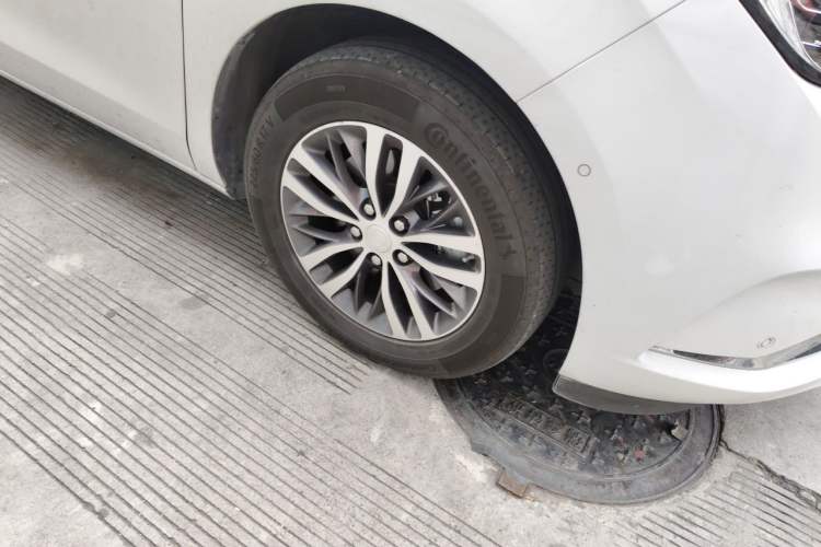 Used Buick GL8 2022 ES Landtrek 653T Luxury Edition Right Front Wheel Hub