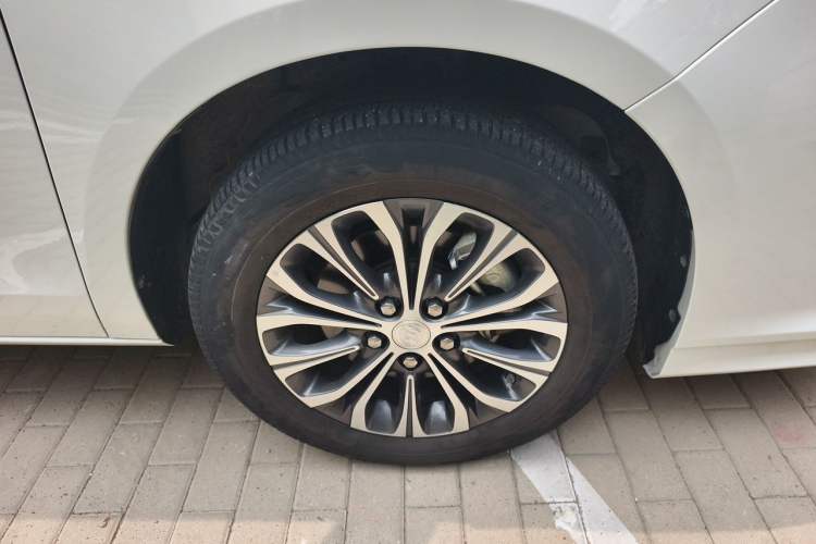 Used Buick GL8 2022 Land Cruiser Executive Class 652T Comfort Model Right Front Wheel Hub