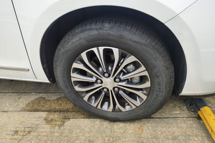 Used Buick GL8 2022 Land Business Class 652T Luxury Model Right Front Wheel Hub
