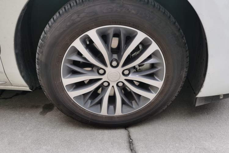 Used Buick GL8 2022 ES Landtrek 653T Comfort Edition Right Front Wheel Hub
