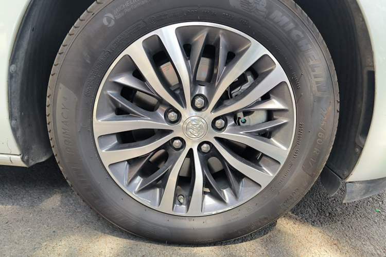 Used Buick GL8 2022 ES Landtrek 653T Comfort Edition Right Front Wheel Hub