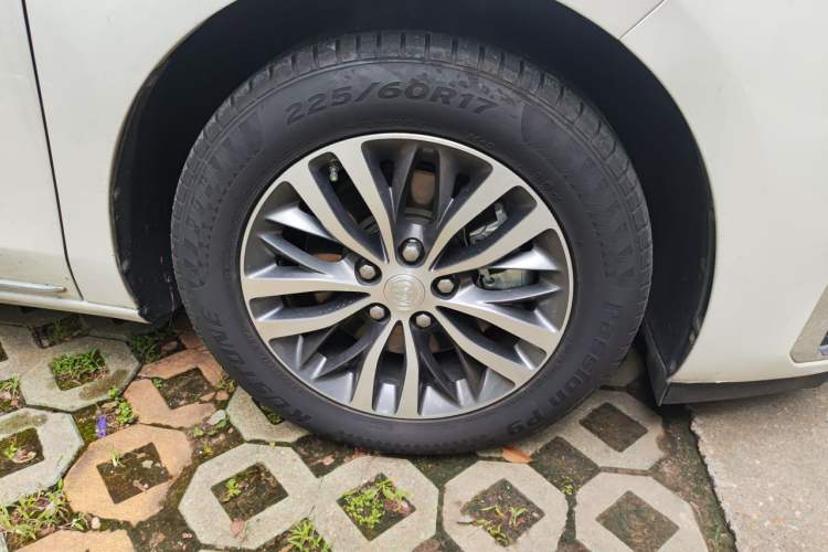Used Buick GL8 2022 ES Landtrek 653T Comfort Edition Right Front Wheel Hub