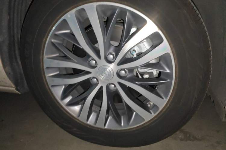 Used Buick GL8 2022 ES Landtrek 653T Comfort Edition Right Front Wheel Hub
