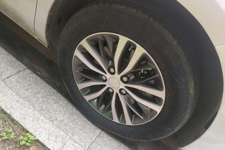 Used Buick GL8 2022 ES Landtrek 653T Comfort Edition Right Front Wheel Hub