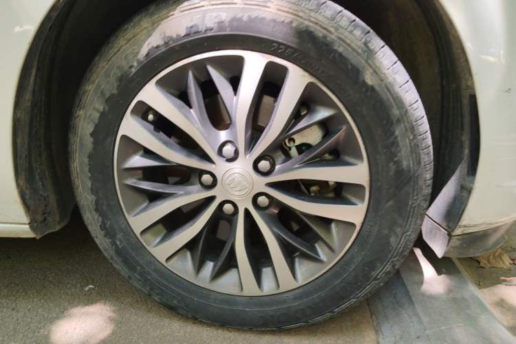 Used Buick GL8 2022 ES Landtrek 653T Comfort Edition Right Front Wheel Hub