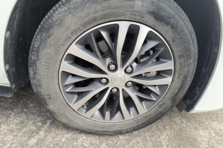 Used Buick GL8 2022 ES Landtrek 653T Comfort Edition Right Front Wheel Hub