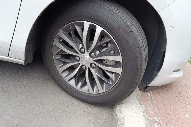 Used Buick GL8 2022 ES Landtrek 653T Luxury Edition Right Front Wheel Hub