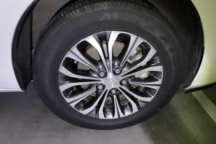 Used Buick GL8 2022 Land Business Class 652T Luxury Model Right Front Wheel Hub