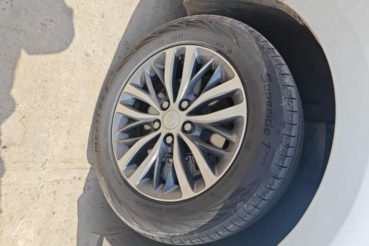 Used Buick GL8 2022 ES Landtrek 653T Comfort Edition Right Front Wheel Hub