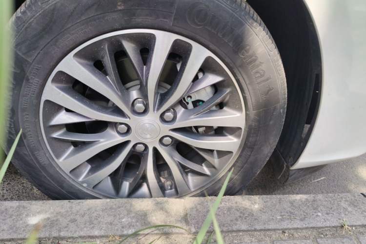 Used Buick GL8 2022 ES Landtrek 653T Comfort Edition Right Front Wheel Hub