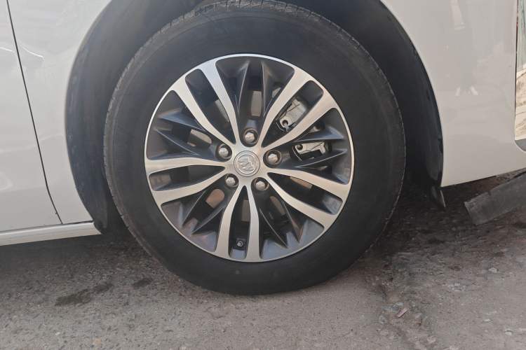 Used Buick GL8 2022 ES Landtrek 653T Comfort Edition Right Front Wheel Hub