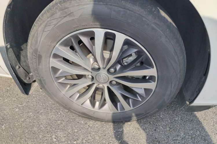 Used Buick GL8 2022 ES Landtrek 653T Comfort Edition Right Front Wheel Hub
